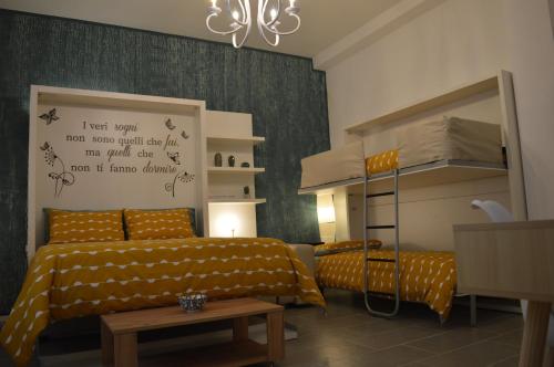 巴勒莫Arco Cutò casa vacanze的一间卧室配有两张床和一张双层床。