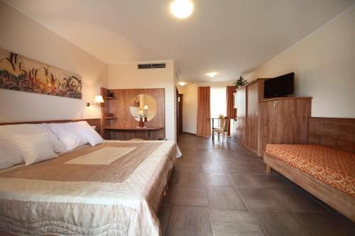 大梅杰尔Margaréta Penzión的酒店客房设有两张床和电视。