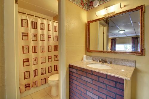 马科姆Star Motel的一间带水槽、镜子和卫生间的浴室