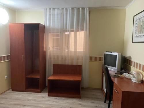 布达佩斯大西洋酒店的客房设有书桌、电脑和电视。