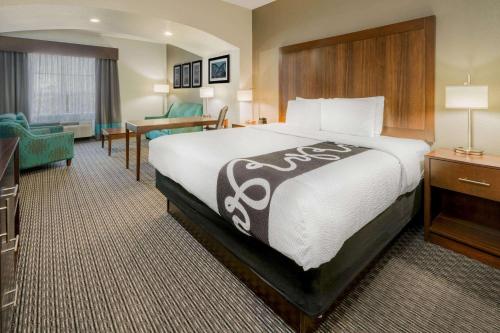 阿林顿沃斯堡西南拉昆塔套房酒店 的酒店客房设有一张大床和一张书桌。