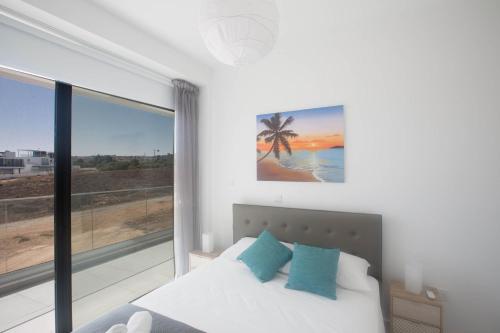 普罗塔拉斯Anassa Seaview Villa - Stunning Panoramic Views的一间卧室设有一张床和一个大窗户