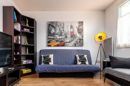 鲁瓦西昂法兰西Paris Roissy CDG : Top Duplex - 3 bedrooms的客厅配有蓝色的沙发和黄色的灯