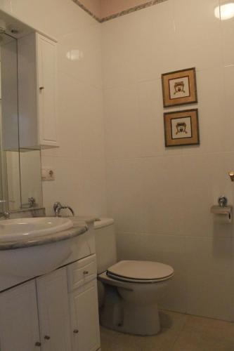 阿尔德亚达维拉德拉里韦拉La Casa del Patio Chico的白色的浴室设有卫生间和水槽。