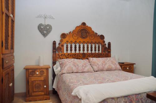 桑提亚纳德玛Apartamento Hiedra的一间卧室配有一张带木制床头板的床