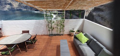 桑蒂亚戈德尔泰德Penthouse de Roca in Poblado Marinero的船上的阳台配有桌子和沙发