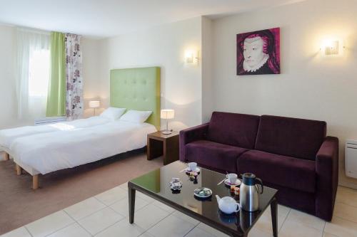 阿姆博斯阿姆博斯波彭斯贝拉奇奥公寓的酒店客房,配有床和沙发