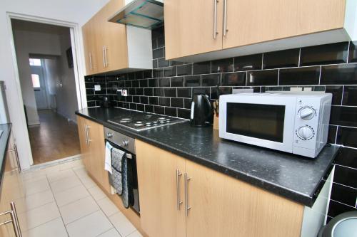 Tranquil 3Bed Retreat - Walk to Coventry University, Fargo Village & Coventry City Centre的厨房或小厨房