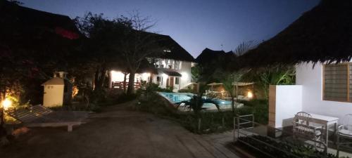 瓦塔穆PWANI HOUSE cottage的庭院里的一个游泳池