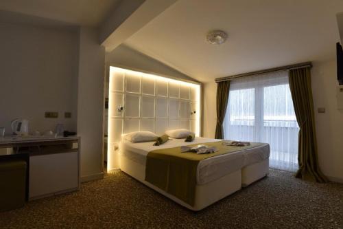 BostancıAirport Trabzon Otel的一间卧室设有一张大床和一个窗户。