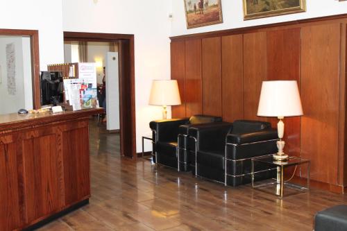 杜塞尔多夫威登霍夫酒店的一间等候室,配有两把椅子和一盏灯