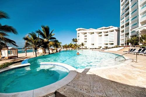 璜多里奥Beach Apartment - Marbella, Juan Dolio!! Getaway Offer!!的酒店前方的大型游泳池