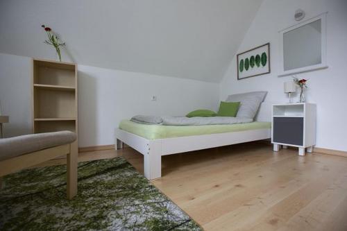 施洛斯霍尔特-斯图肯布罗克Ferienwohnung 120的一间卧室配有一张带绿色床垫的床