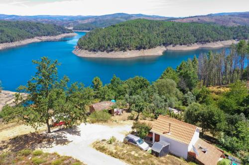 大佩德罗冈Rosa the Cosy Cabin - Gypsy Wagon - Shepherds Hut, RIVER VIEWS Off-grid eco living的享有房子和湖泊的空中景致