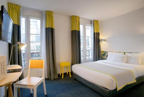 巴黎乔治阿斯托特尔酒店的酒店客房设有一张床、一张书桌和窗户。
