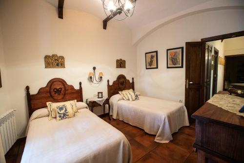 奥利文萨LA CASONA OLIVENTINA的一间卧室配有两张带白色床单的床