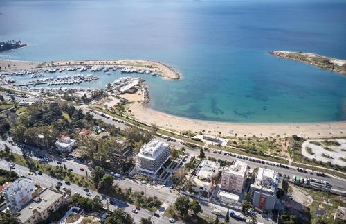 雅典Cama Luxury Suites的享有海滩和海洋的空中景致