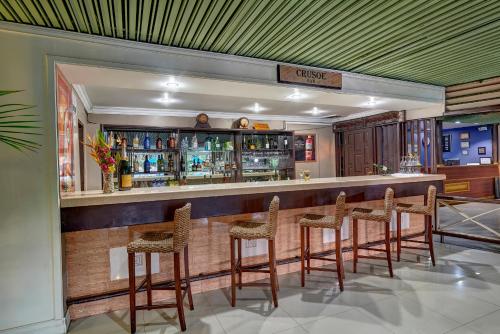 斯卡伯勒Starfish Tobago的一间酒吧,里面放着一堆凳子