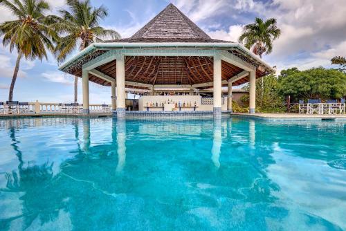 斯卡伯勒Starfish Tobago的一个带凉亭的大型游泳池