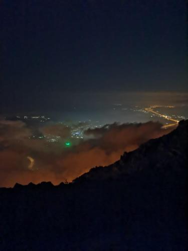 阿哈达فيلا مطل الهدا的夜晚从山上欣赏城市美景