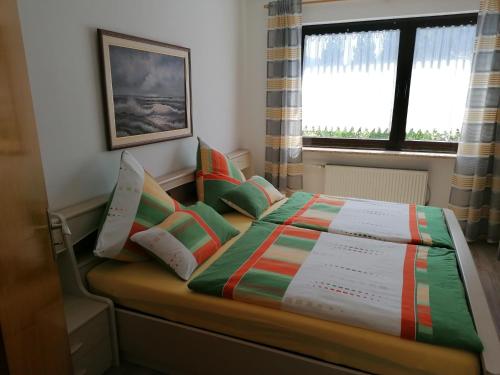 OberdiebachRainer´s Rheinblick的卧室内一张带五颜六色棉被的床