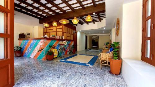 美岸Hotel Mercante的大堂设有墙上画的房间