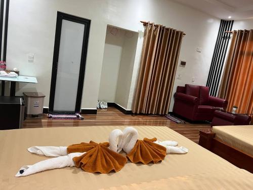 森莫诺隆Chomkatae Bungalows的酒店客房的床铺上备有毛巾