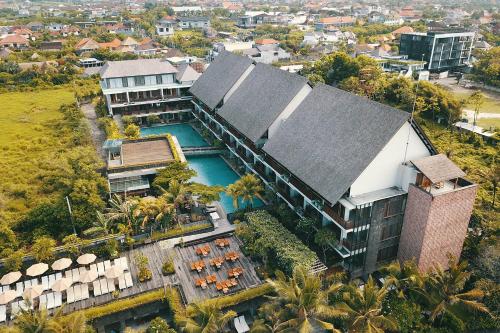 坎古Swarga Suites Bali Berawa的享有带游泳池的建筑的空中景致