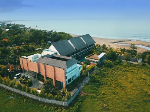 坎古Swarga Suites Bali Berawa的海洋旁房子的空中景观