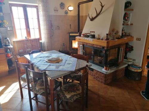 蒙切尼肖Chalet del paese Incantato的一间带桌子和壁炉的用餐室