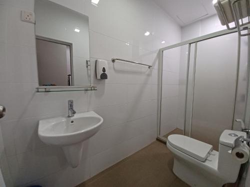 瓜拉丁加奴KT Chinatown Lodge的白色的浴室设有水槽和卫生间。