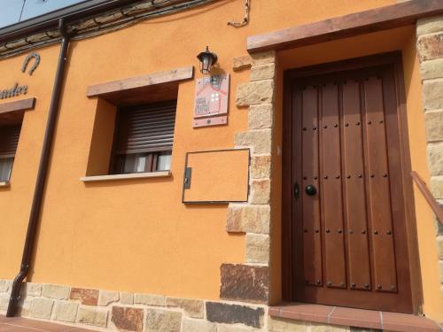 厄尔·布尔戈·德·奥斯马La casita del herrador的一座建筑,设有棕色的门和窗户