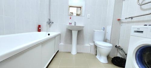 PrigorodnyyБудапешт 197的白色的浴室设有卫生间和水槽。