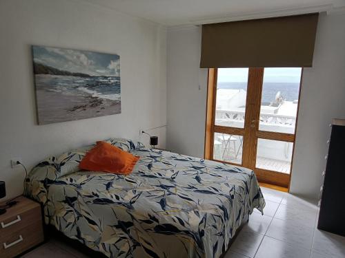 莫罗德哈布雷Morro Mar的一间卧室配有一张床,享有海景