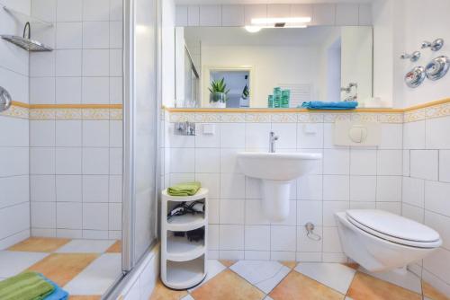 黑灵斯多夫Villa Hintze - Tusculum的一间带卫生间和水槽的浴室