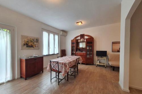 克里日亚La Terrazza Sul Blu的一间带桌子的客厅和一间卧室