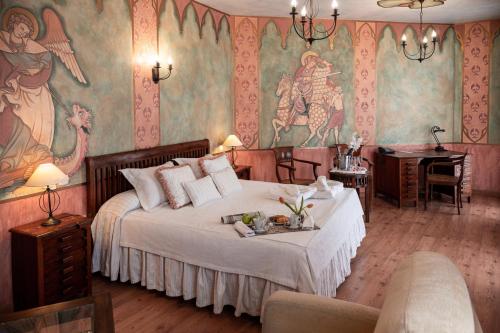 巴利亚多利德阿巴迪亚花园酒店的一间卧室配有一张壁画床