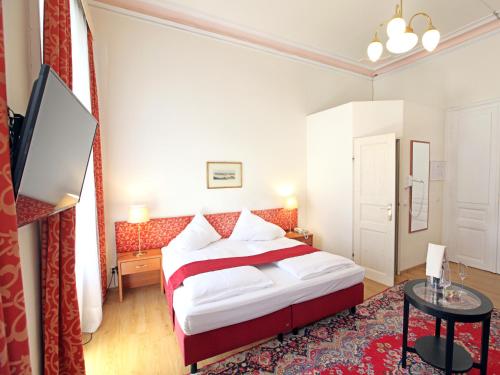 维也纳HPA Hotel Andreas的一间酒店客房,配有一张床和一台电视