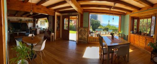 圣卡洛斯-德巴里洛切Selva India Suites的一间带桌椅的客厅和一间厨房
