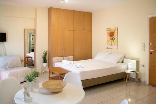 卡拉马塔Sunny City Studio的酒店客房,配有床和沙发