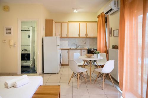 卡拉马塔Sunny City Studio的厨房以及带桌椅的起居室。