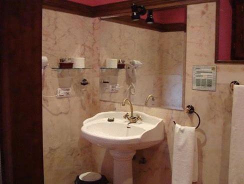 帕萨达普拉达特浦酒店和餐厅的一间浴室