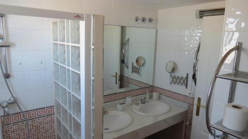 内尔哈Casa Aljamar 11C的浴室设有2个水槽和镜子