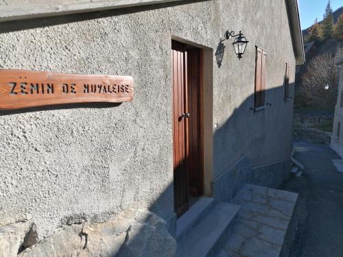 蒙切尼肖Chalet del paese Incantato的建筑物一侧有门的标志