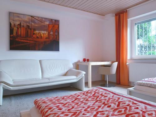 Rod am BergTraumwohnung in Feldrandlage的客厅配有白色沙发和窗户