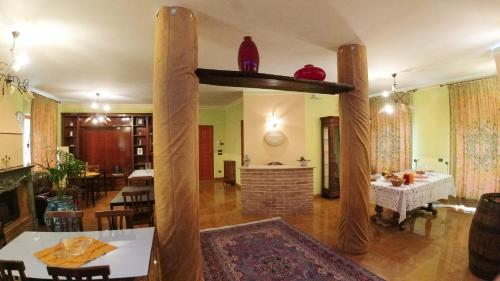 恩纳Il Piccolo Hotel的客厅配有桌子和壁炉
