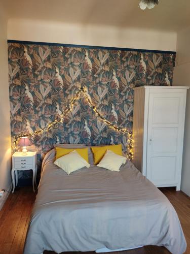 圣让-德吕兹Appartement pied de plage的一间卧室设有一张大床和墙壁