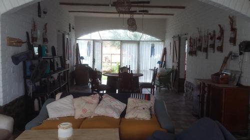 卡法亚特Cabañas Cafayate II的客厅配有带枕头的沙发