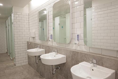 Pekayon SatuBobopod Mega Mall, Bekasi的浴室设有2个水槽和2面镜子