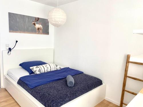 普福尔茨海姆Ferienwohnung Schwarzwaldstraße的一间小卧室,配有一张蓝色床单